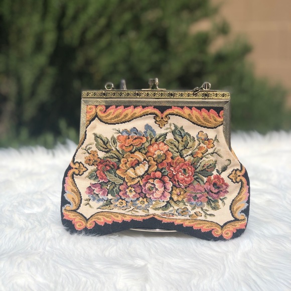 Vintage Handbags - 🔥Hot Deal🔥Vintage Clutch (Very Rare) (Was $59)